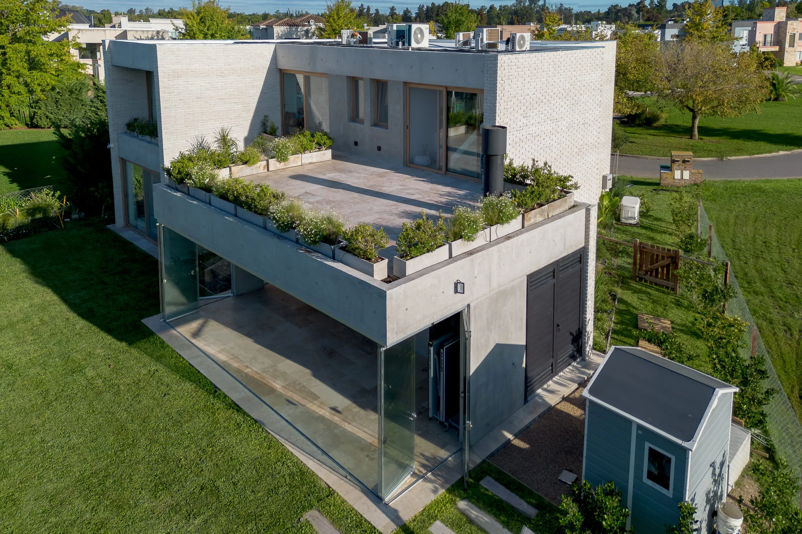 Vista aérea de la casa con la terraza verde sobre la galería