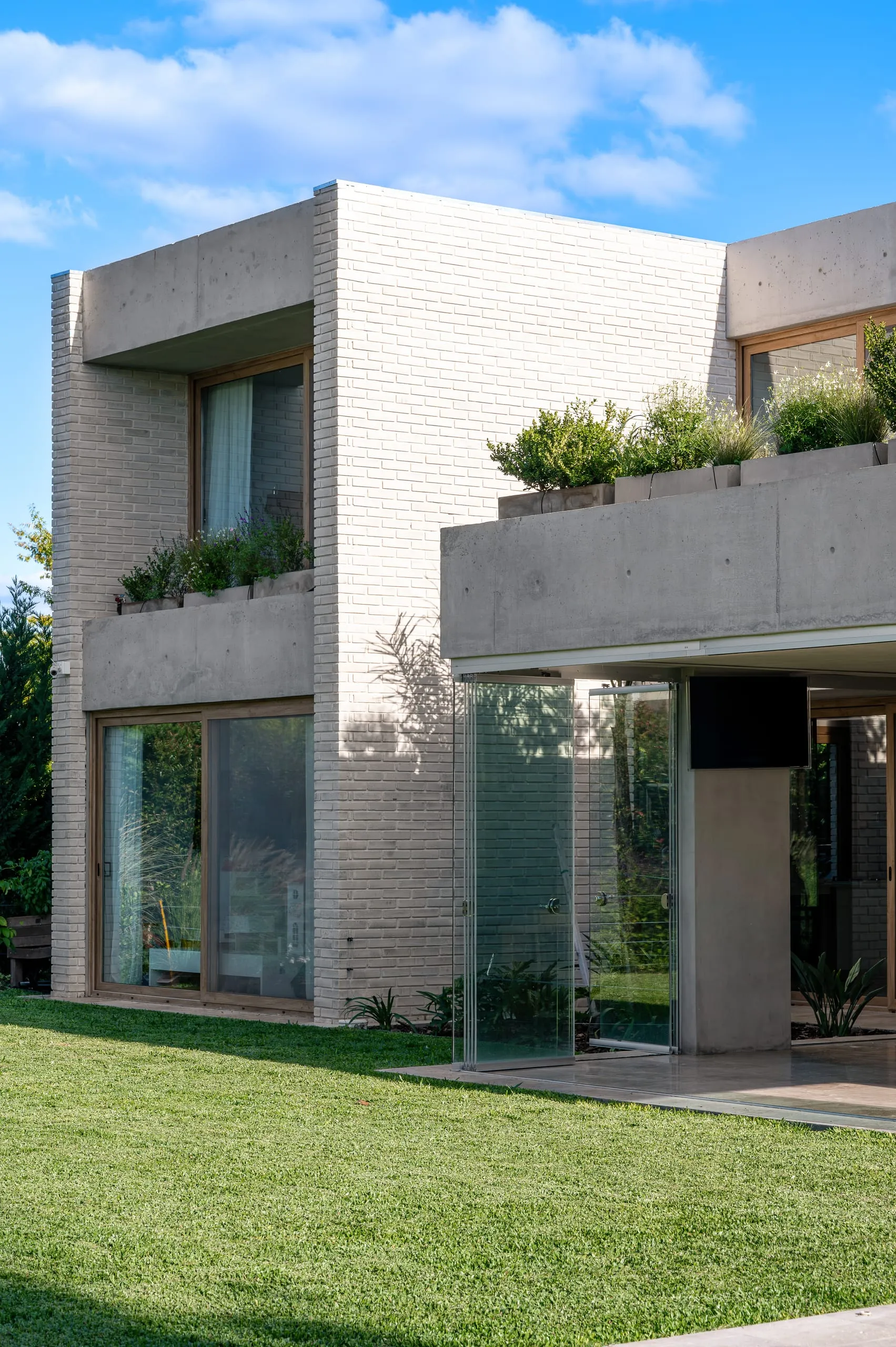 Contrafrente con la terraza verde y la galería abierta al jardín