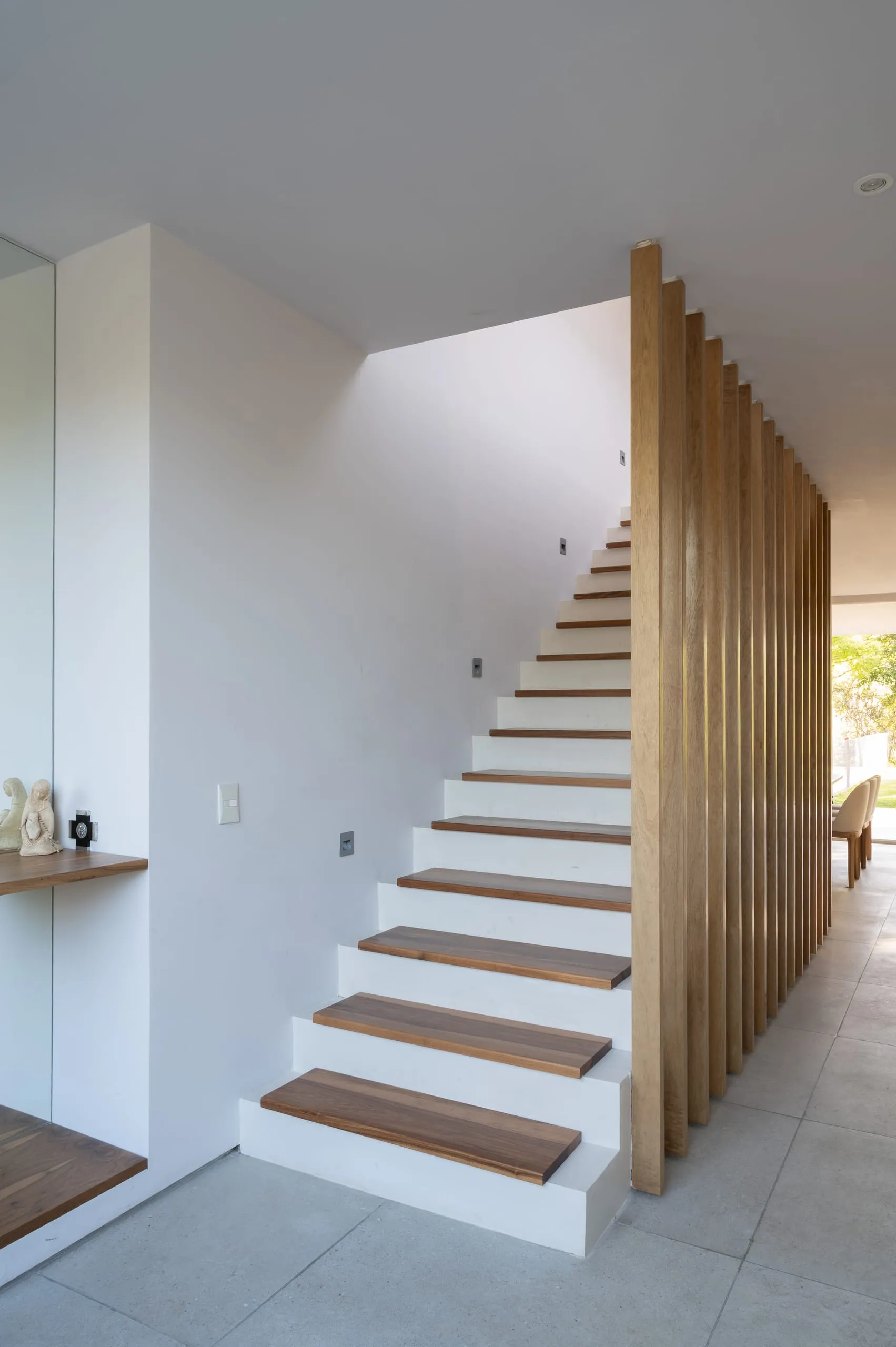 Escalera con peldaños de madera y cerramiento de listones