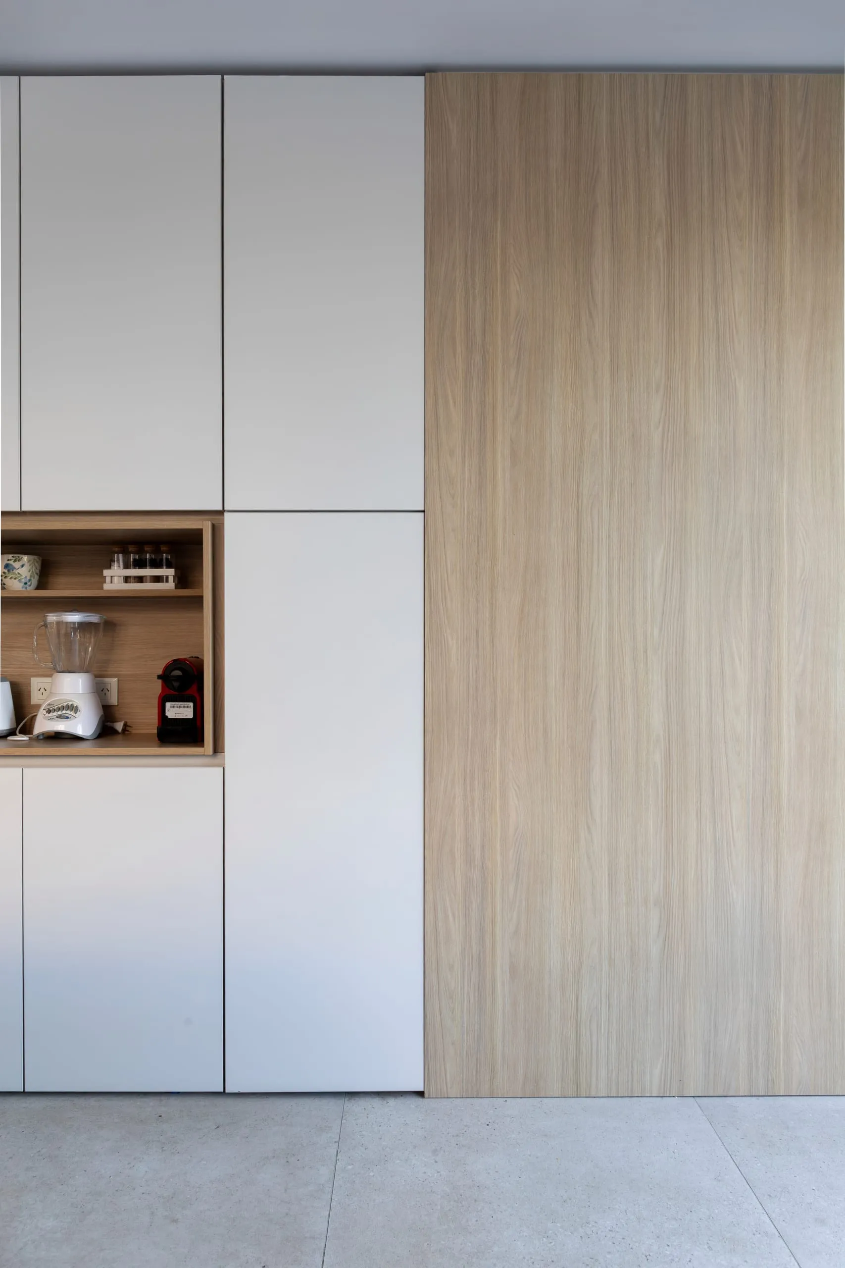 Placares blancos y paneles de madera en la cocina