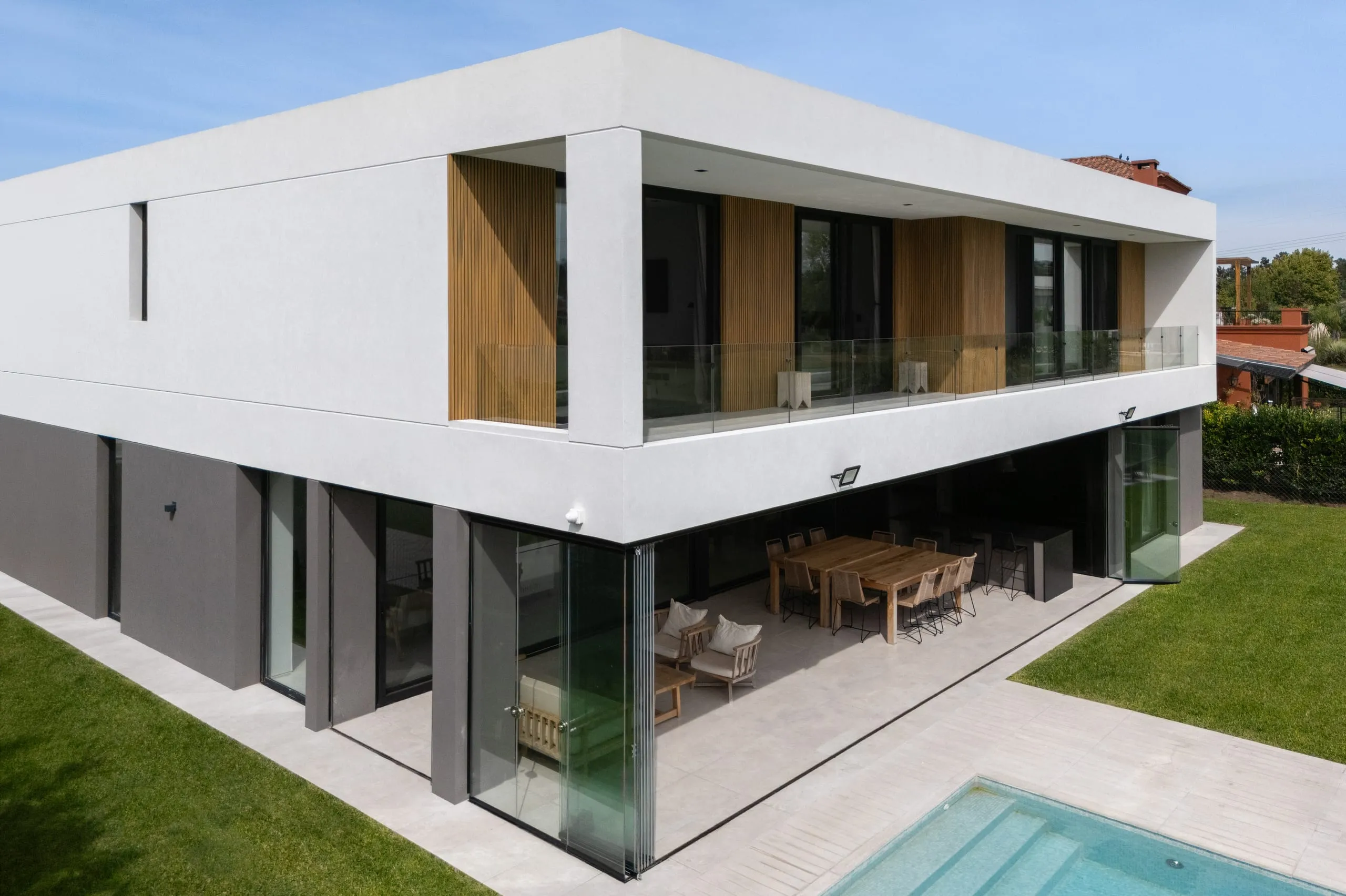 Esquina del contrafrente con galería, mesa de exterior y pileta