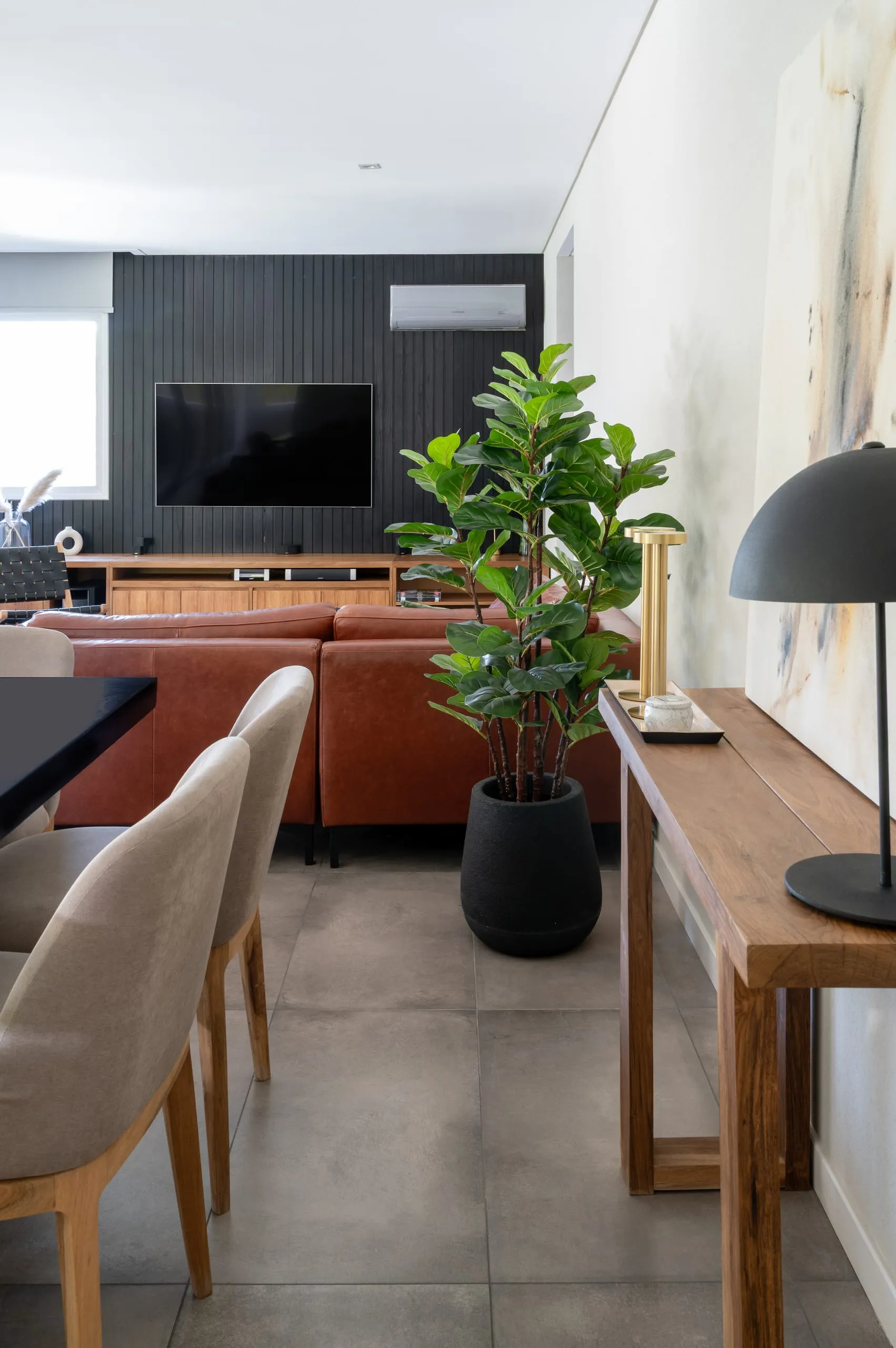 Estar con sillón de cuero y plantas