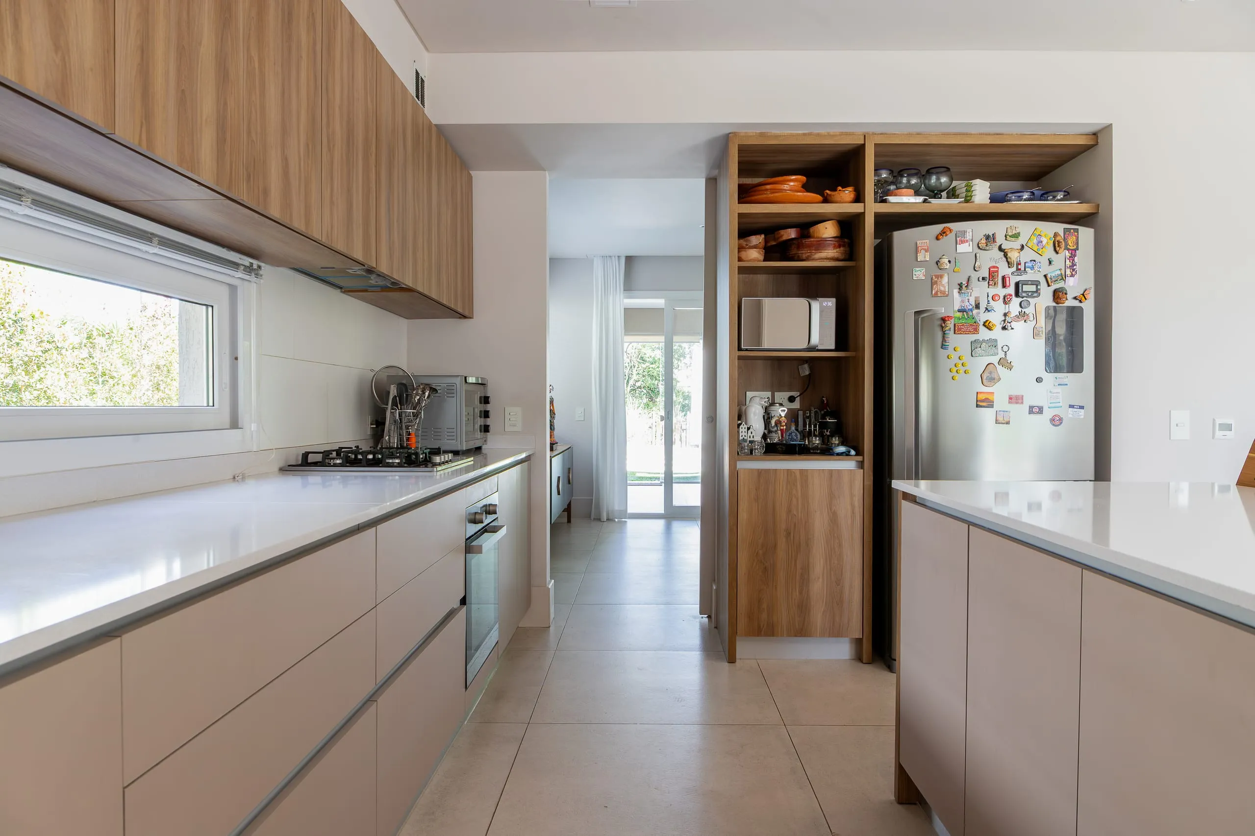 Cocina con muebles de madera y mesada blanca