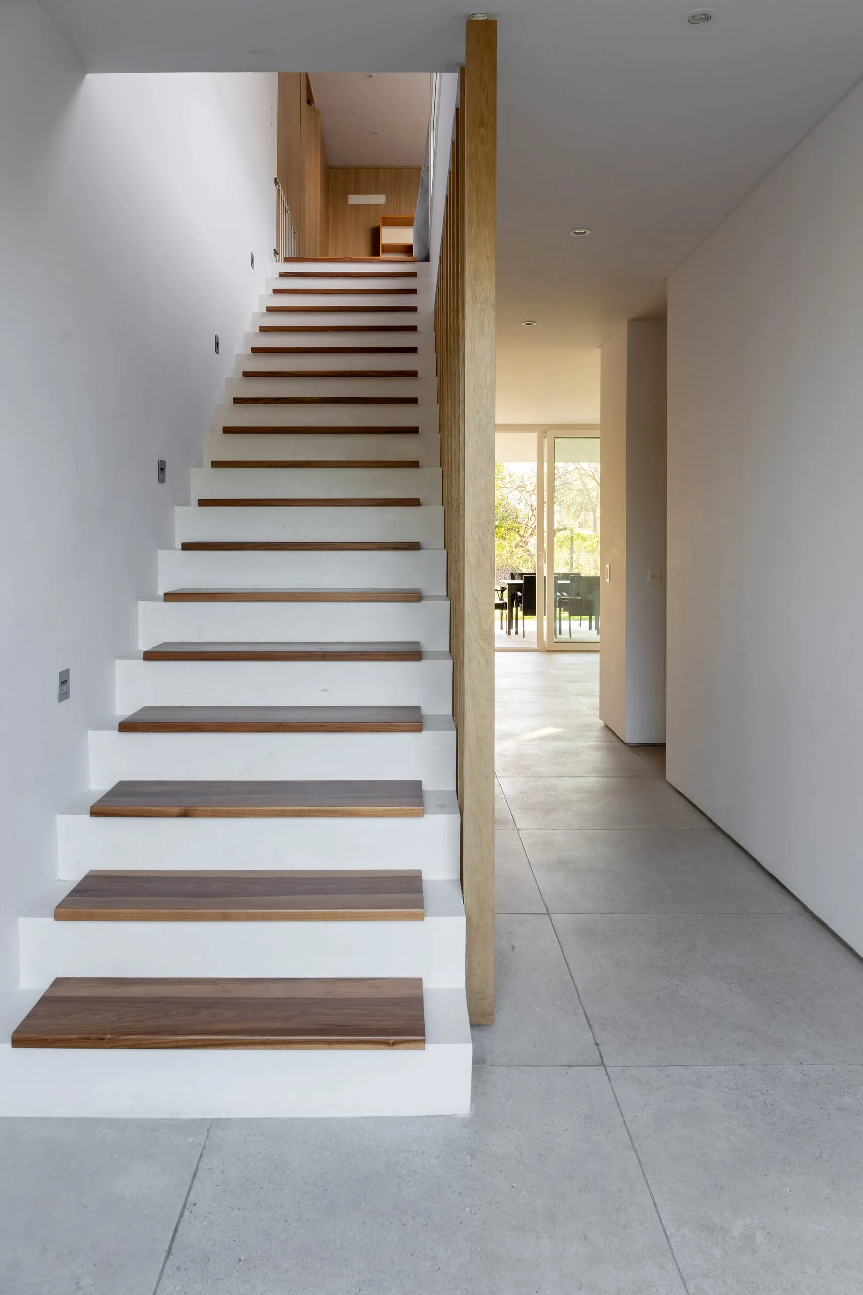 Escalera y pasillo de planta baja con vista al jardín
