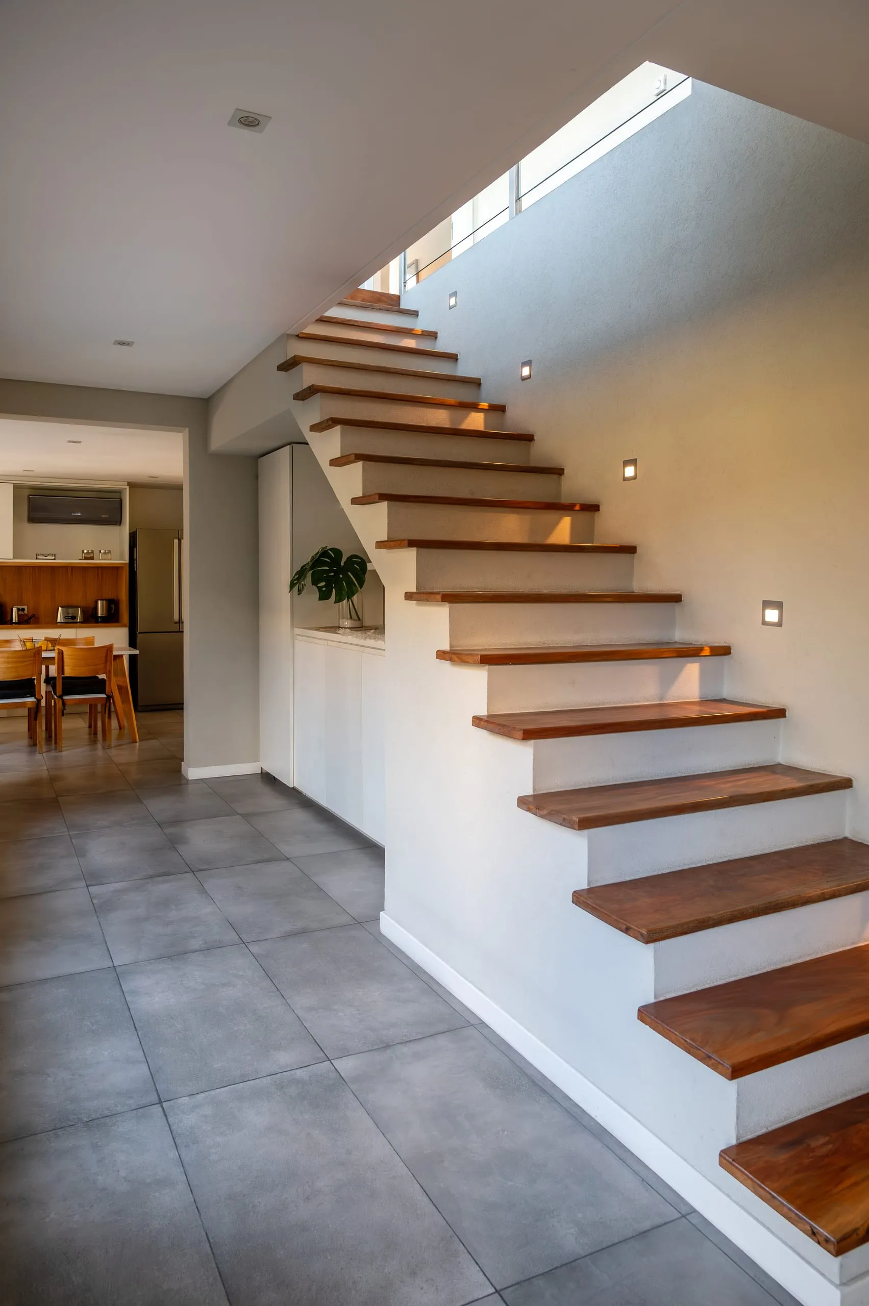 Escalera con peldaños de madera junto al pasillo