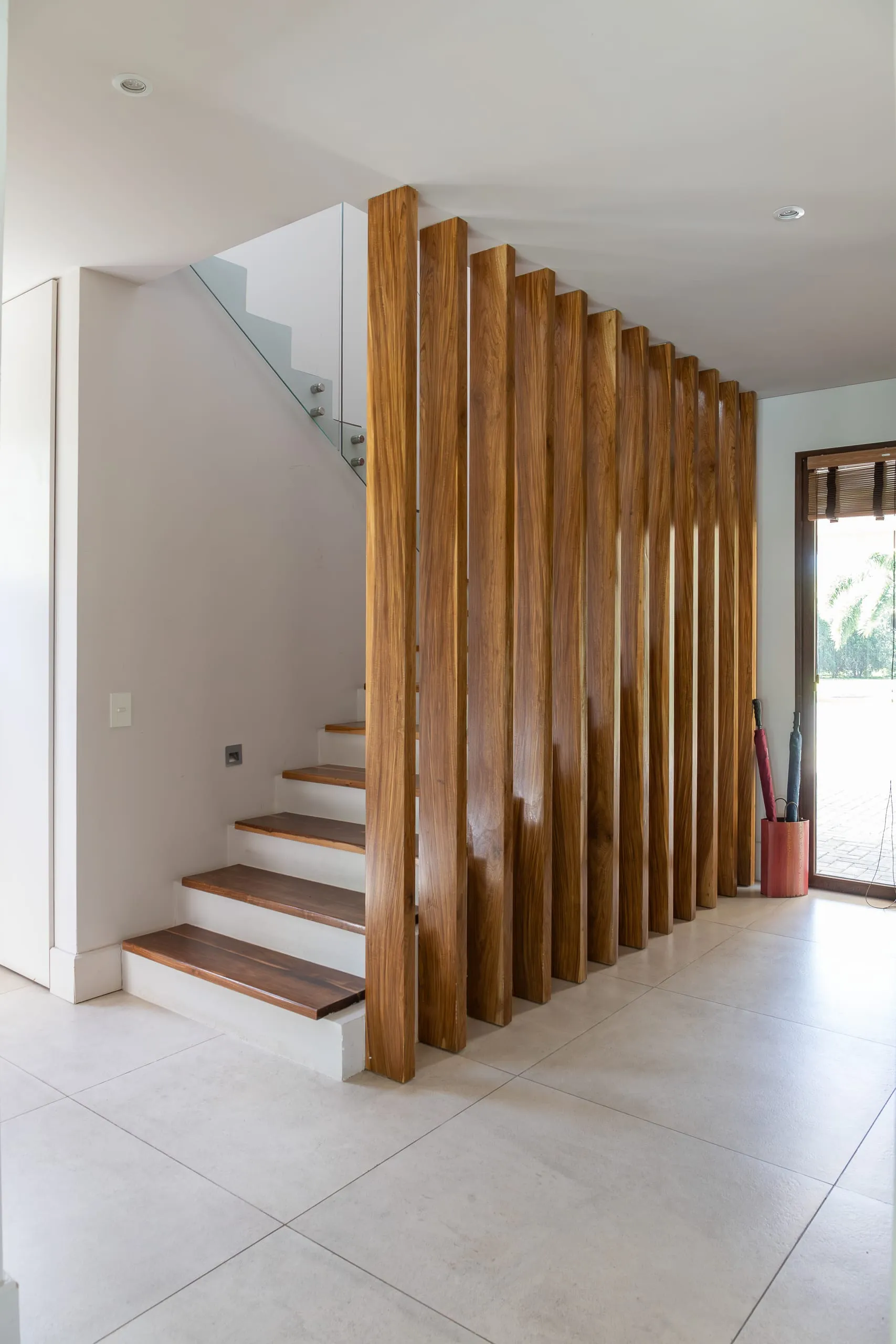 Escalera con peldaños de madera y cerramiento de listones