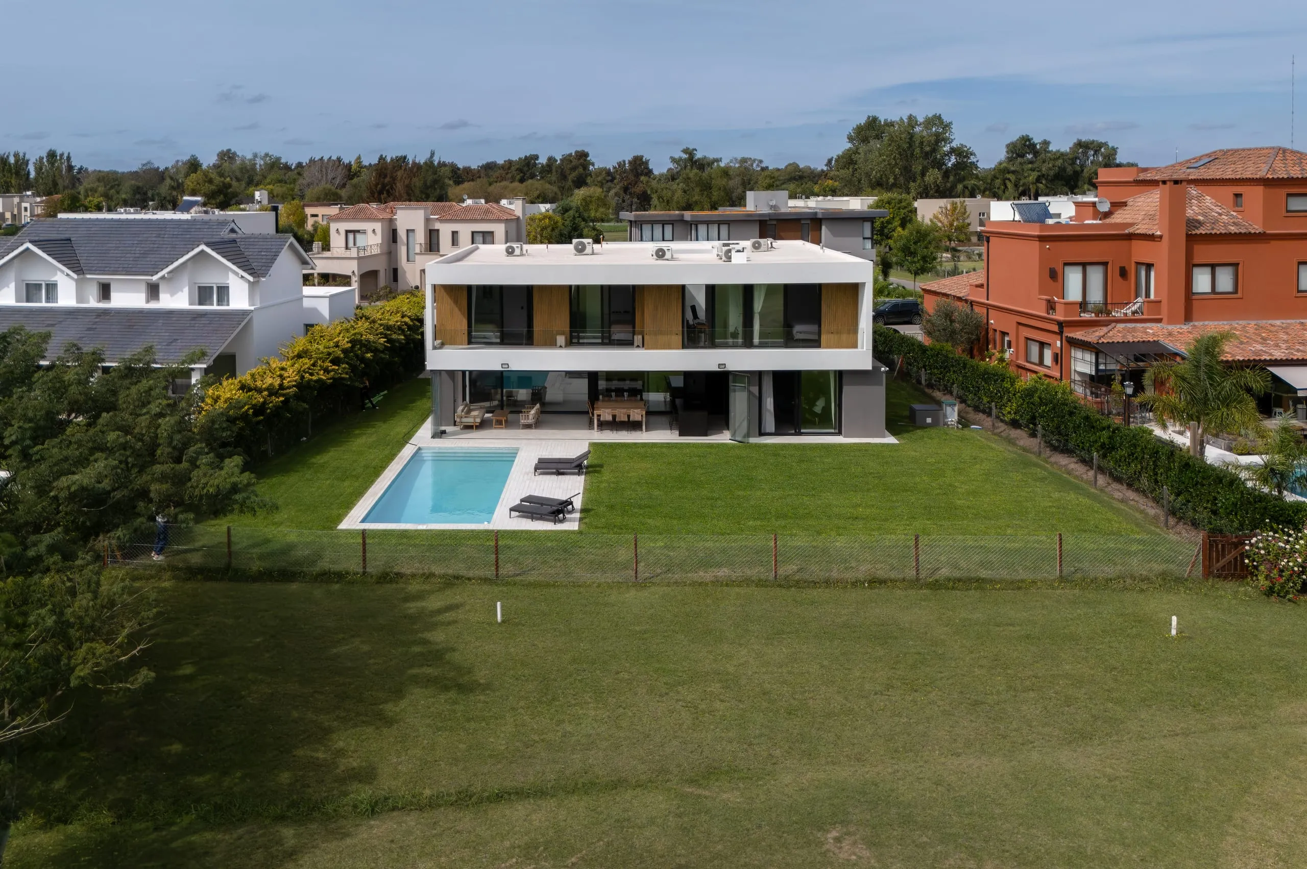 Vista aérea del terreno con la casa, la pileta y el jardín