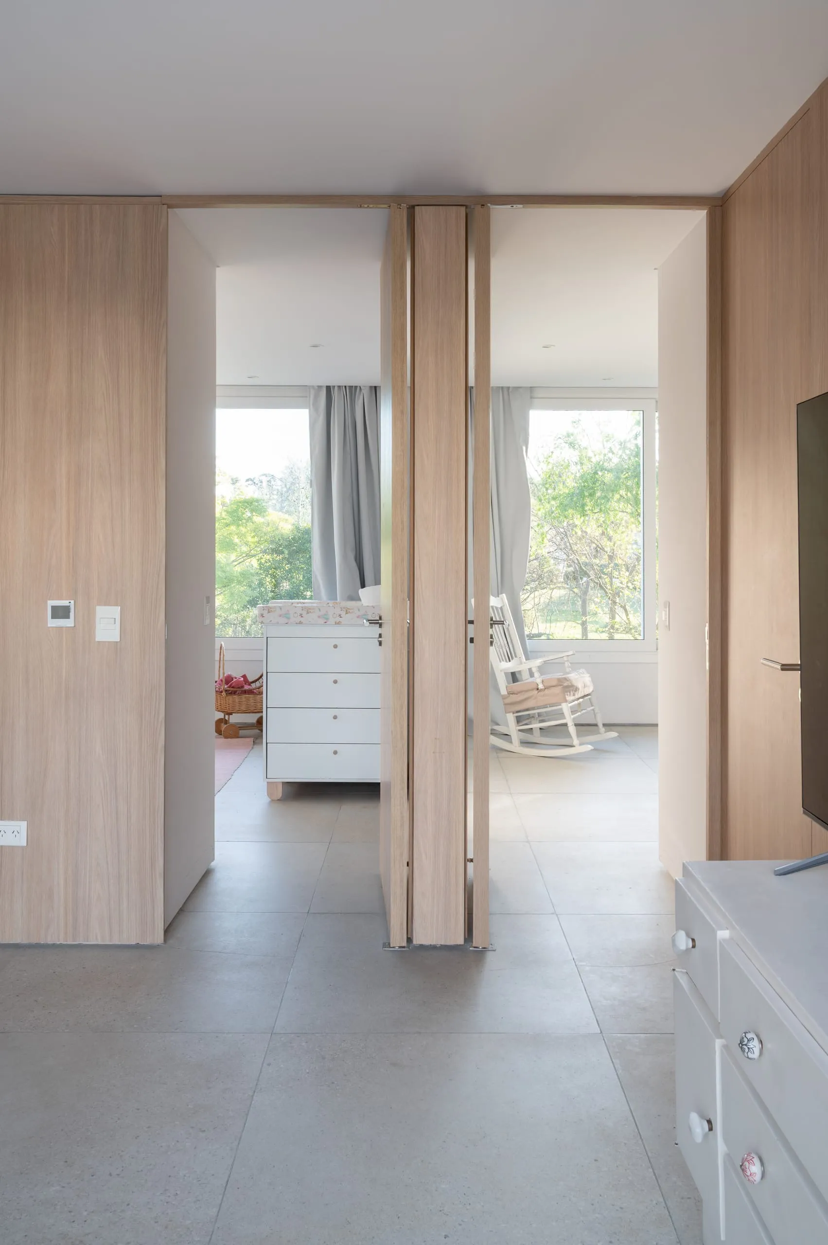 Pasillo de planta alta con puertas de madera hacia los dormitorios
