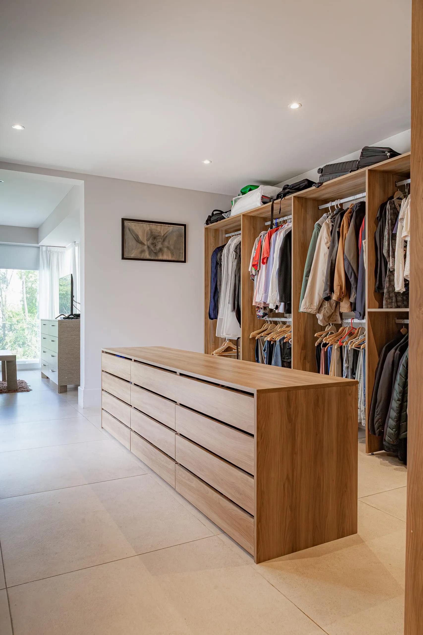 Vestidor con placares de madera
