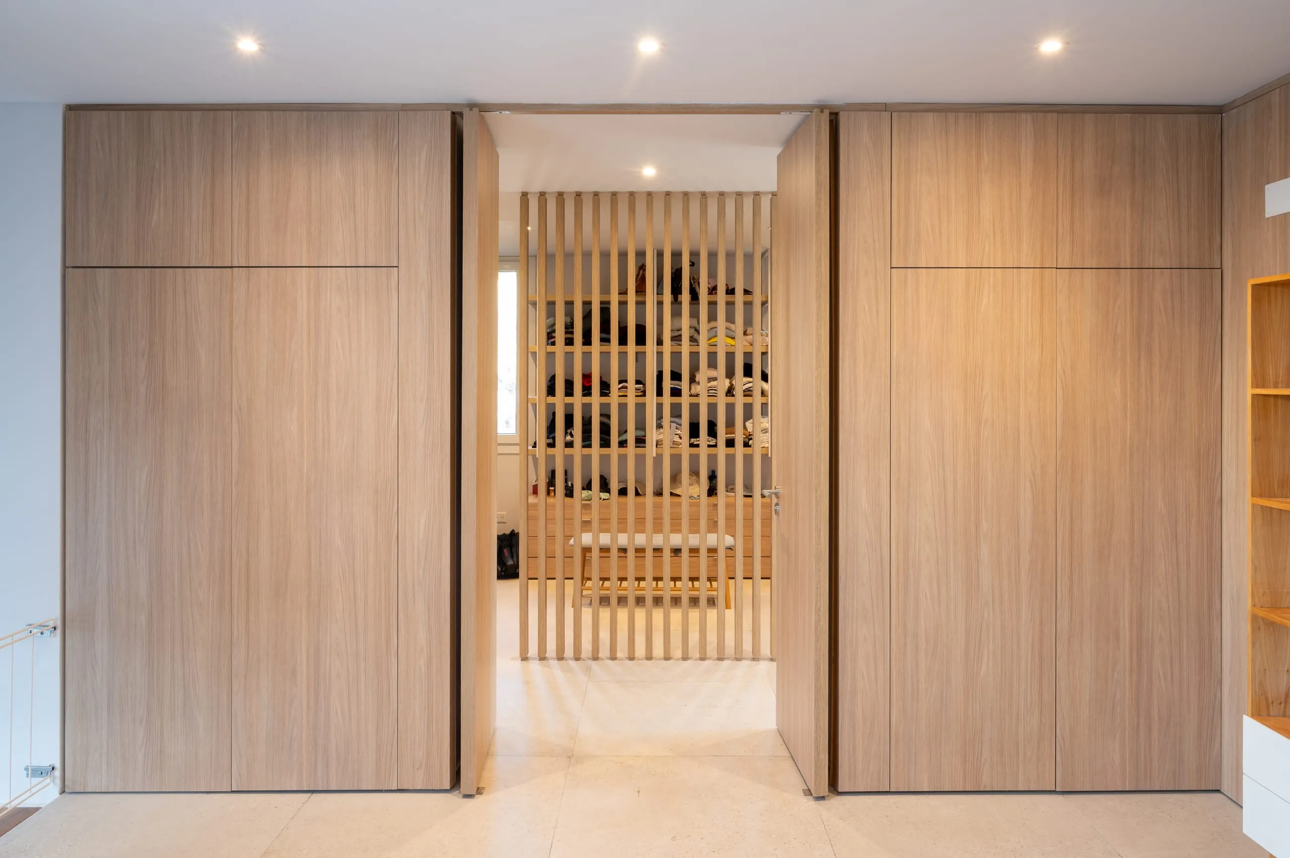 Puertas corredizas de madera que abren al vestidor