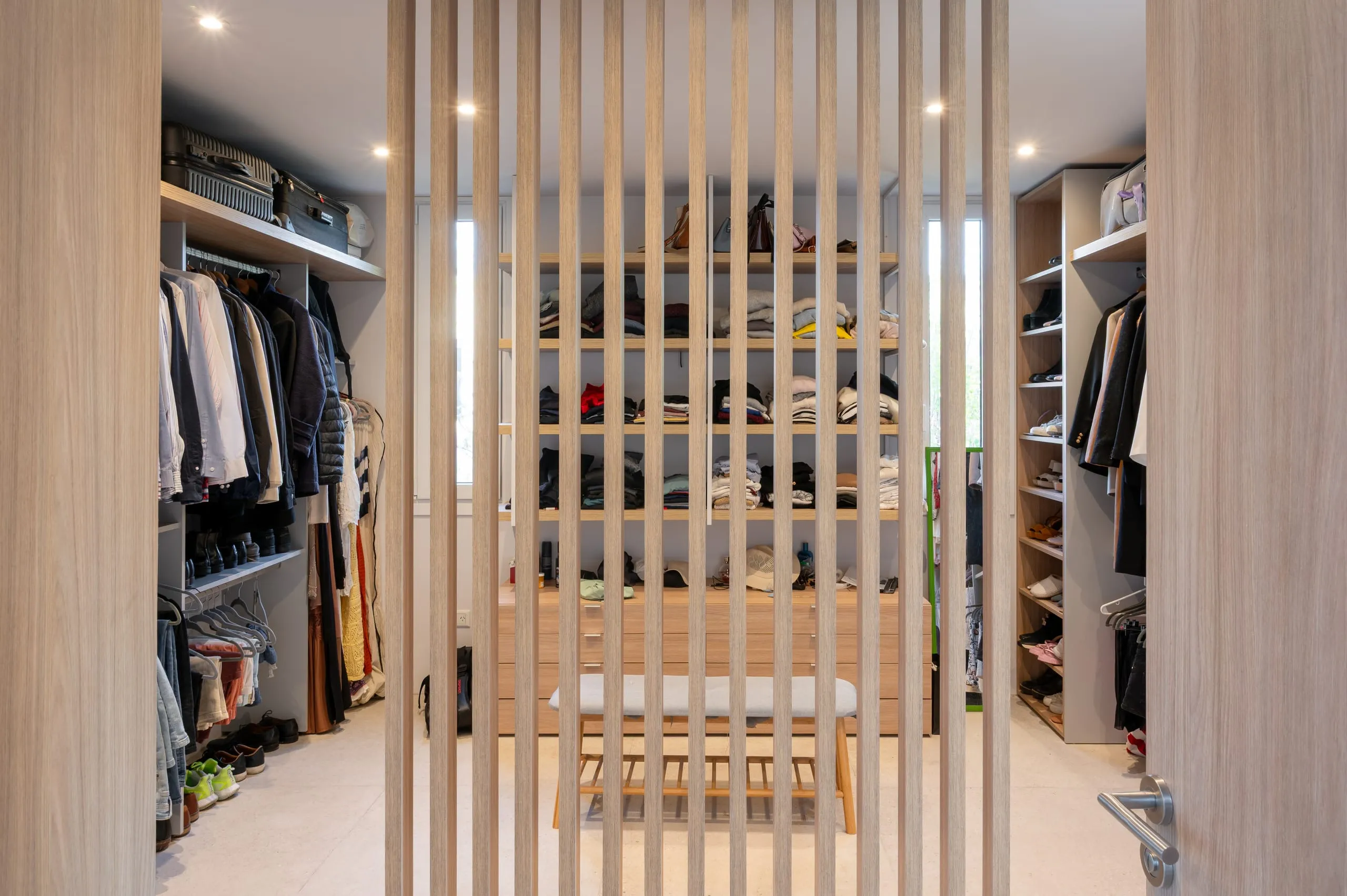 Vestidor con separador de listones de madera