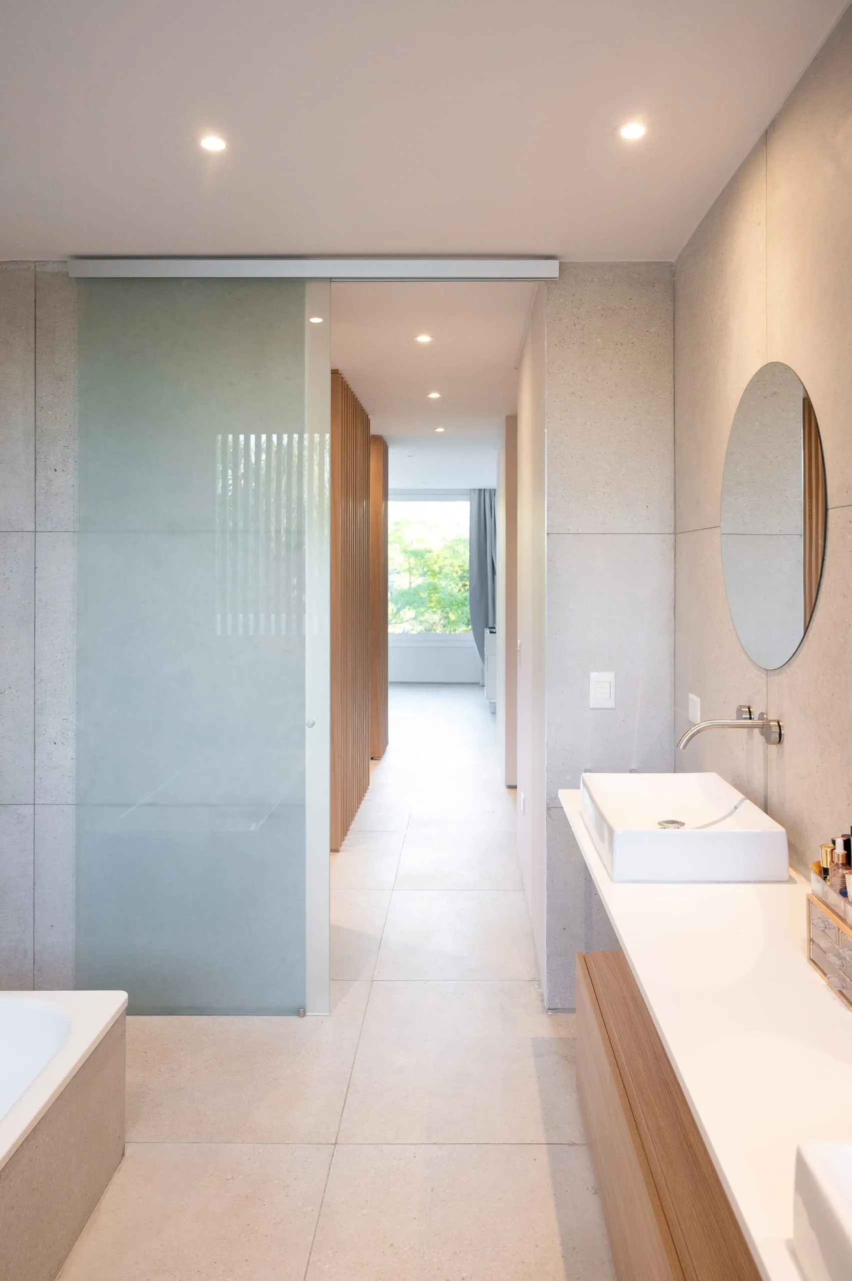 Baño con bacha de apoyo y mueble de madera