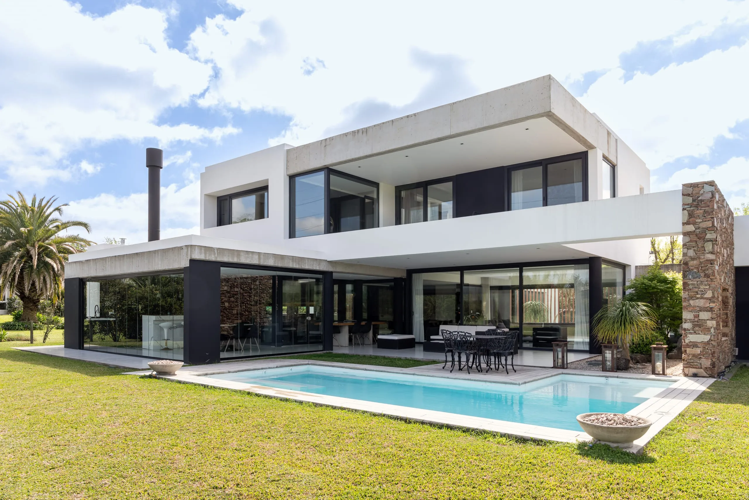 Contrafrente con pileta, galería y chimenea