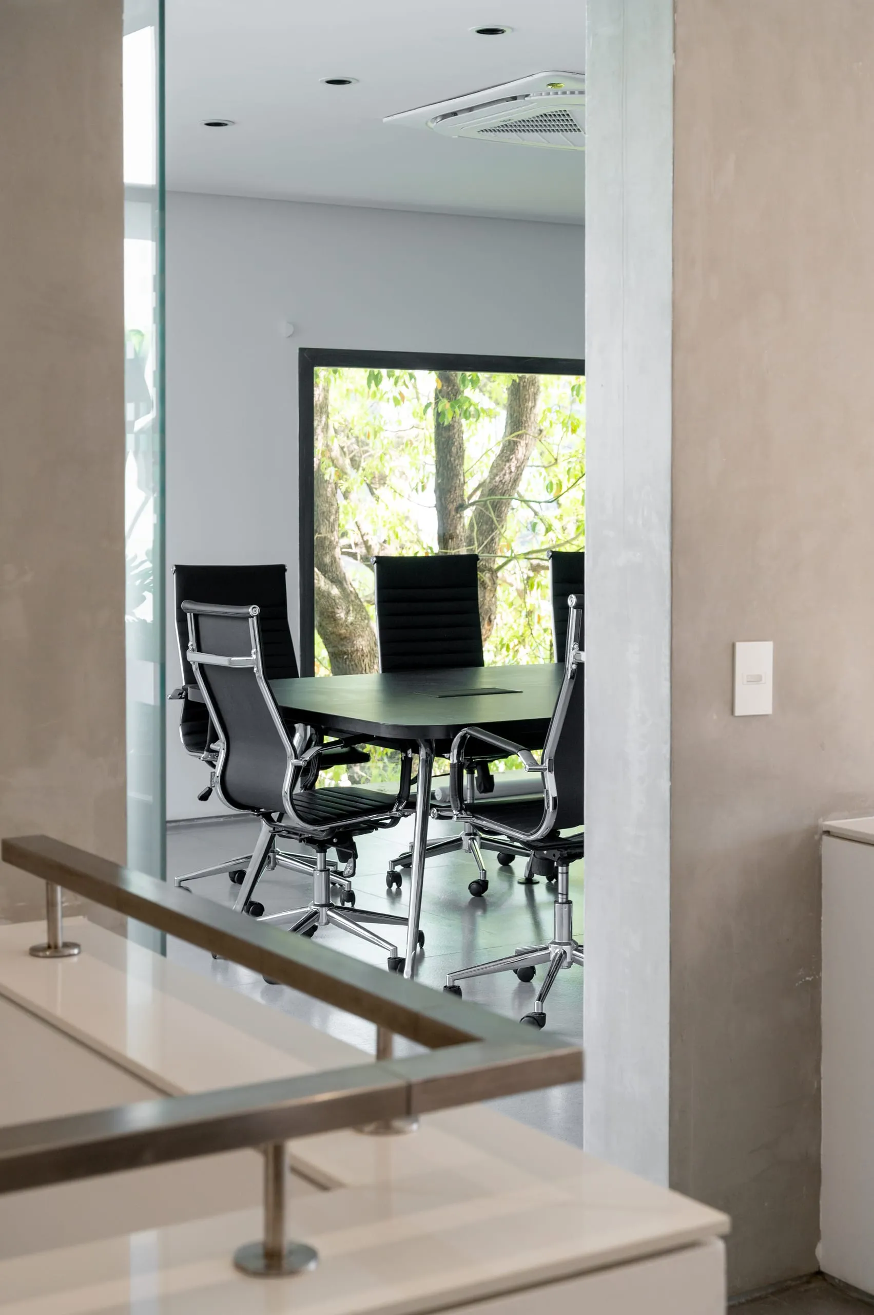 Sala de reuniones vidriada con mesa y sillas