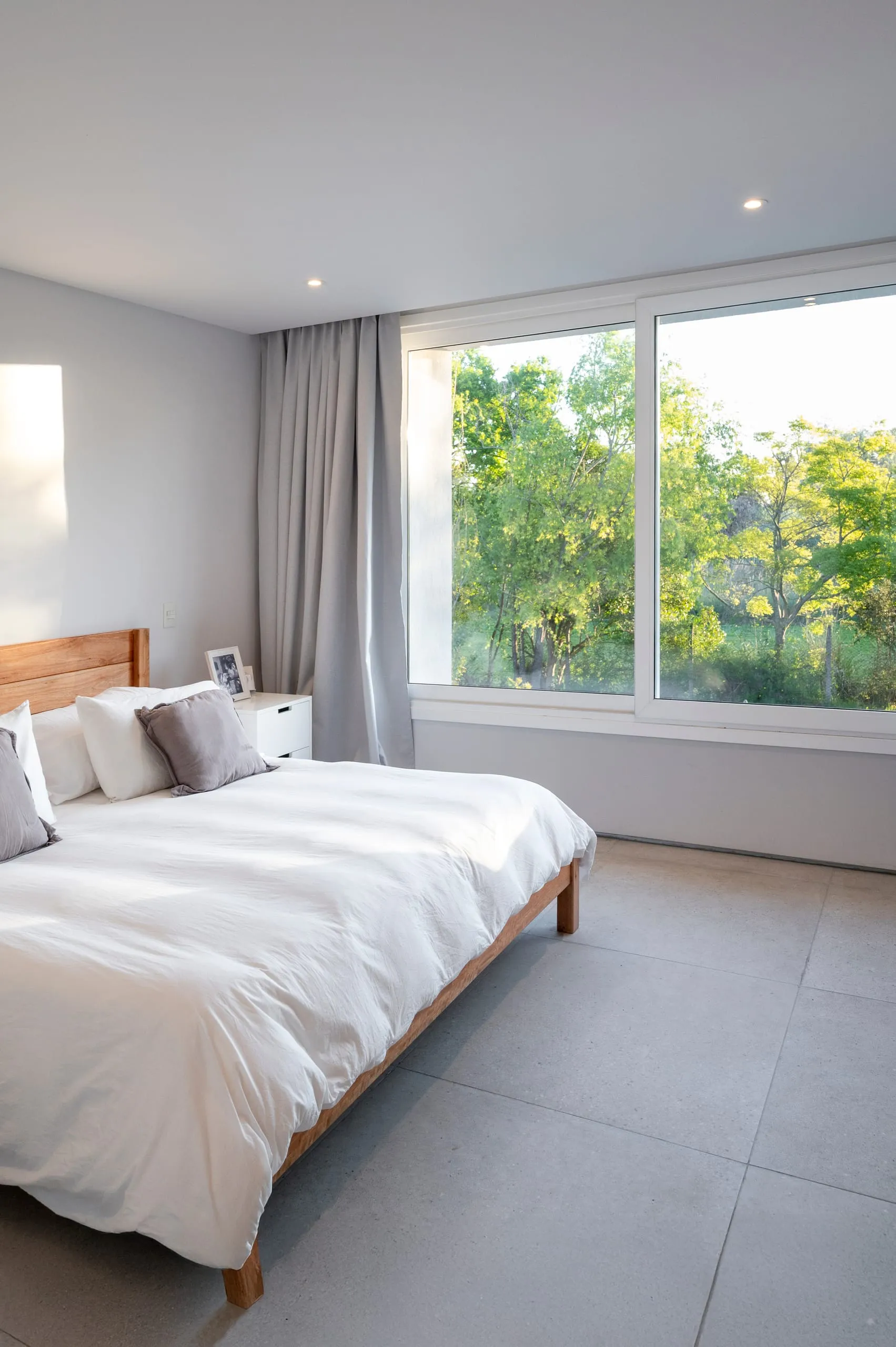 Dormitorio con ventanal hacia el jardín