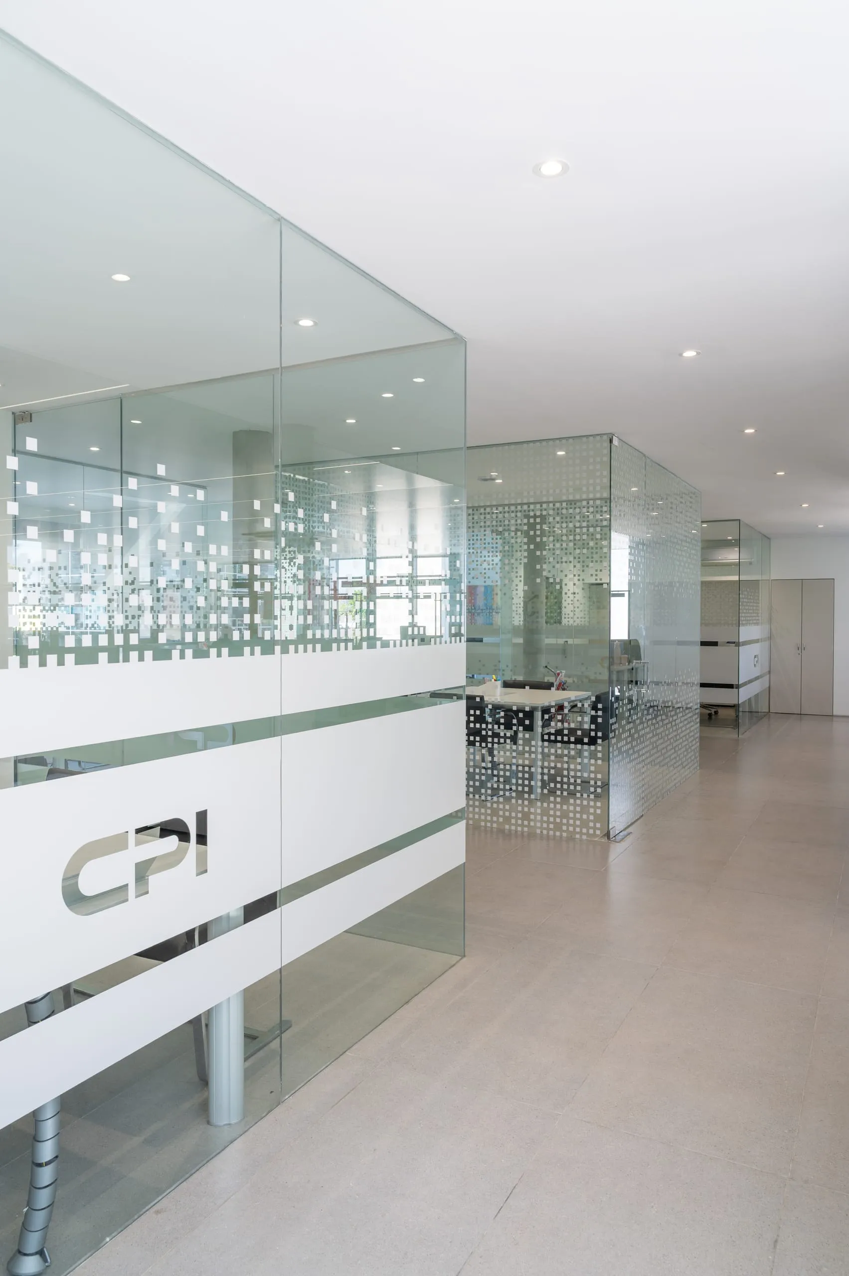 Oficinas con divisiones vidriadas y el logo de CPI