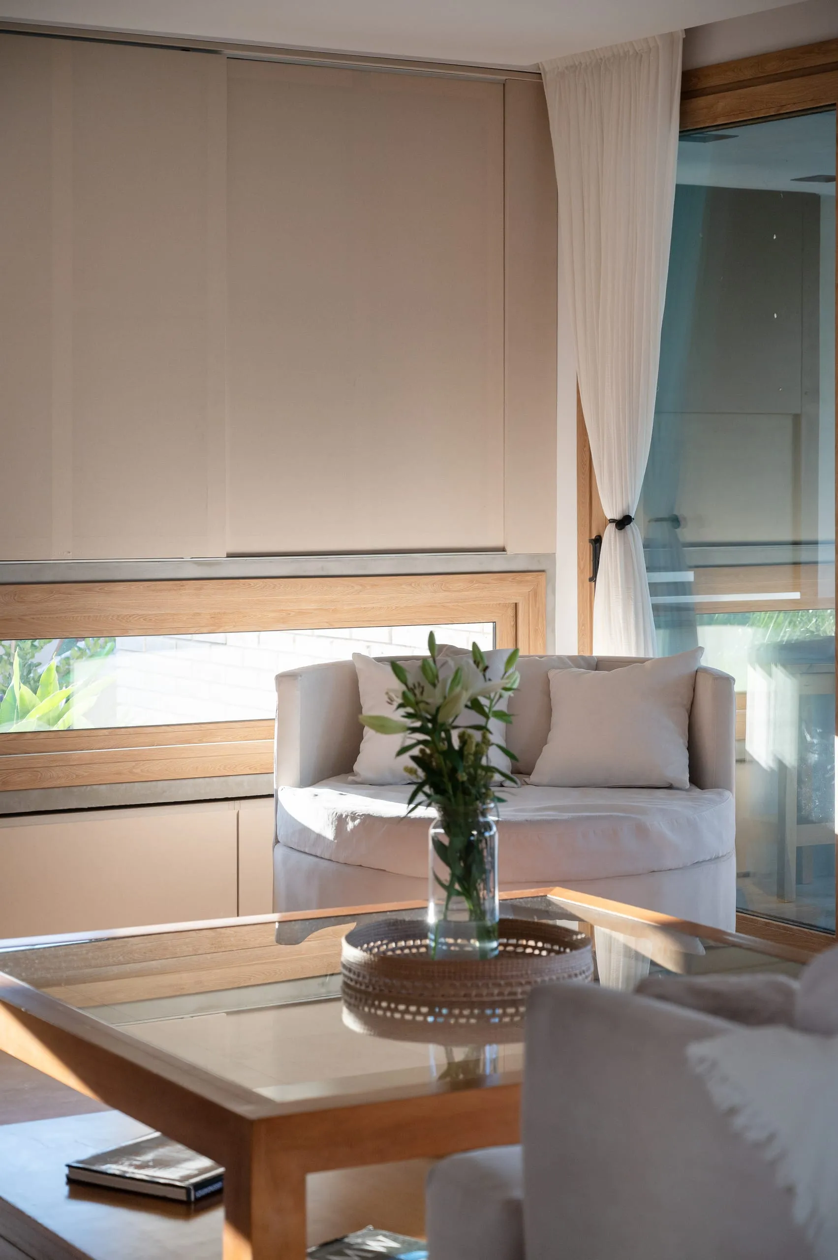 Estar con sillón blanco y mesa ratona de madera
