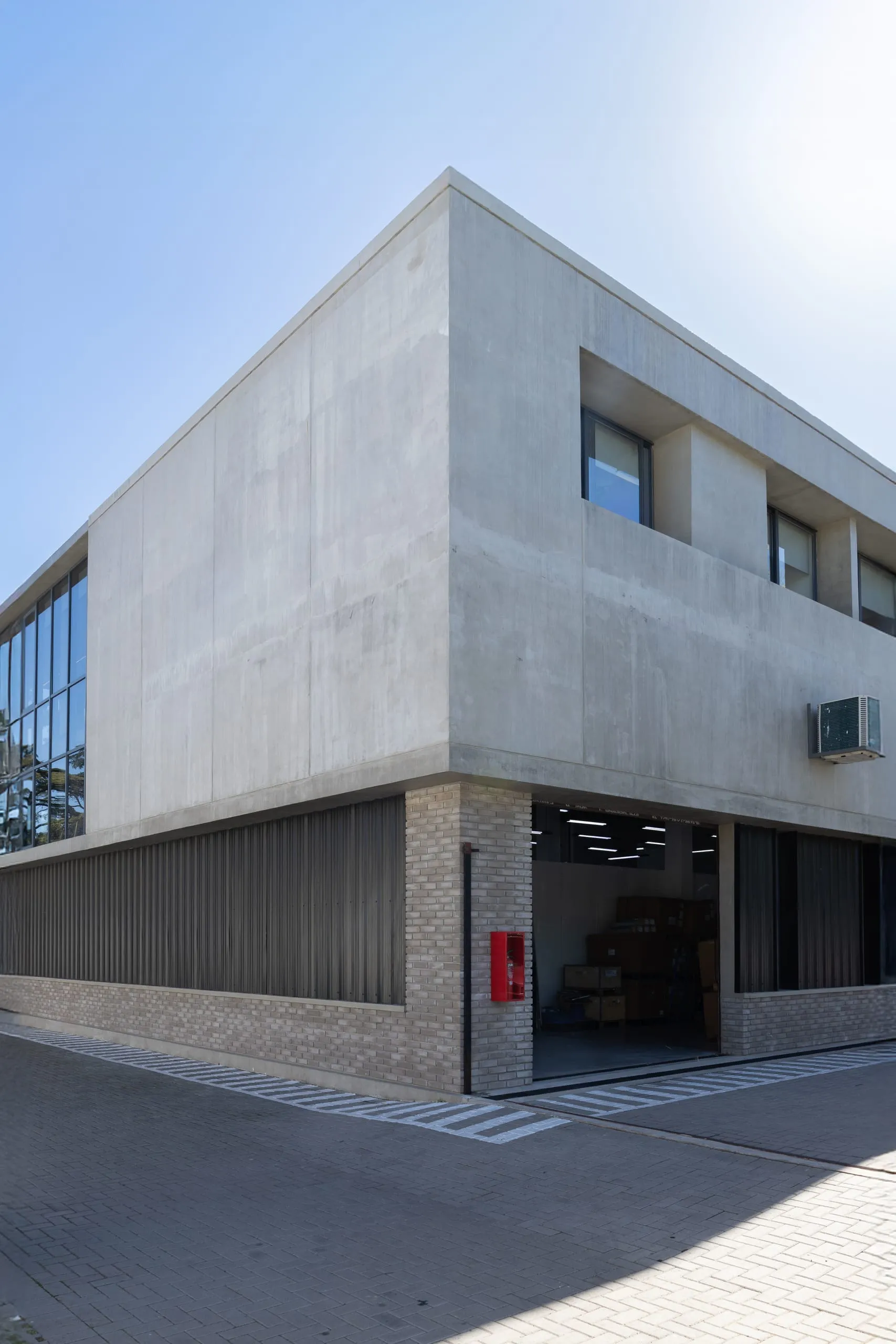 Esquina del edificio de hormigón con planta baja de ladrillo