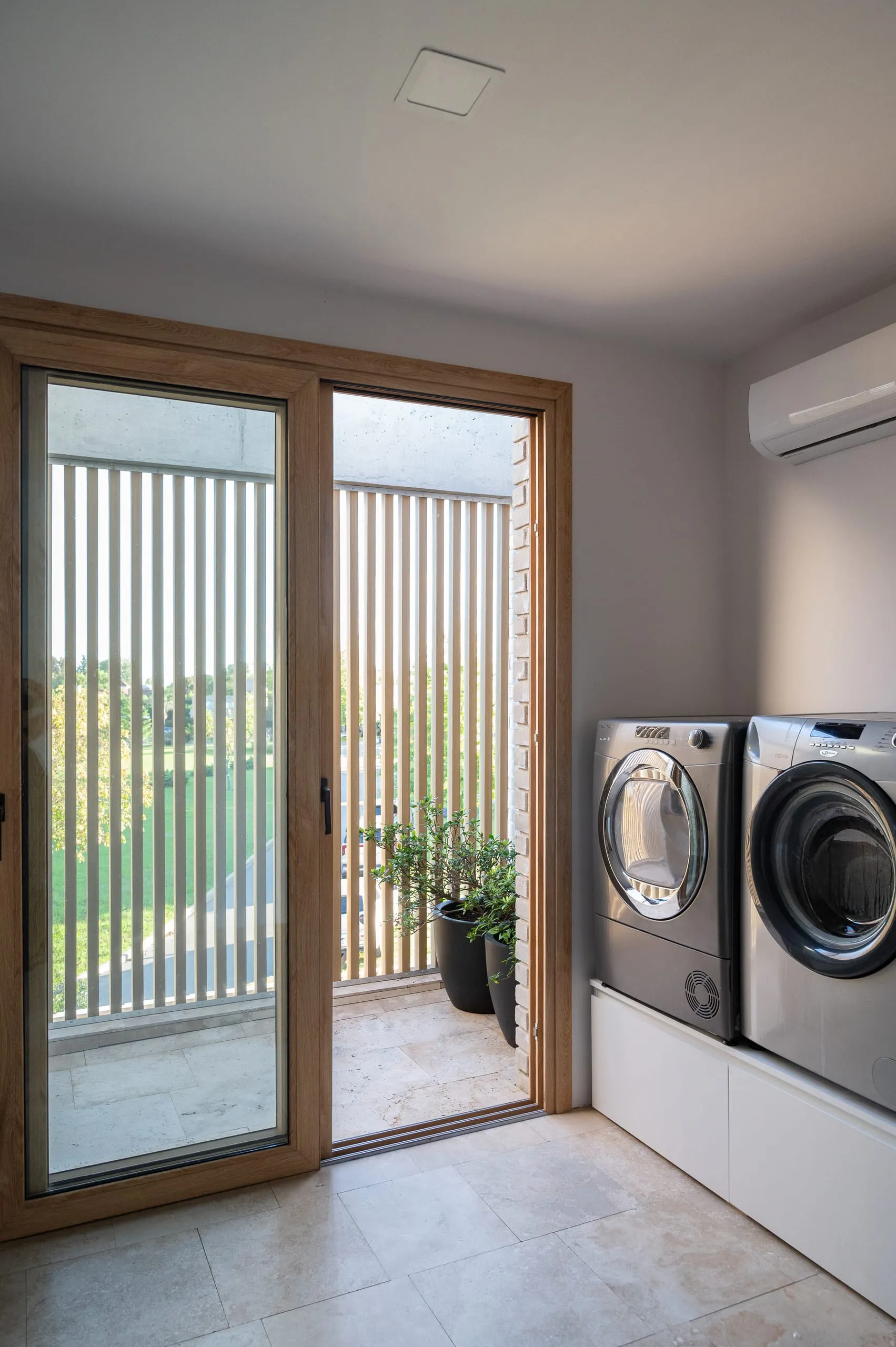 Lavadero con puerta ventana de madera